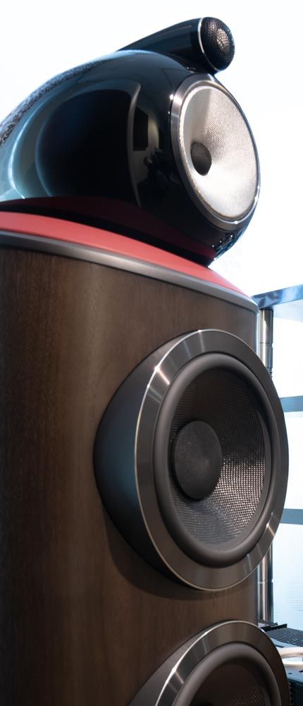 Ein einzelner Bowers & Wilkins 801 Abbey Road Edition Standlautsprecher in der Seitenansicht im HeimkinoWelt Studio