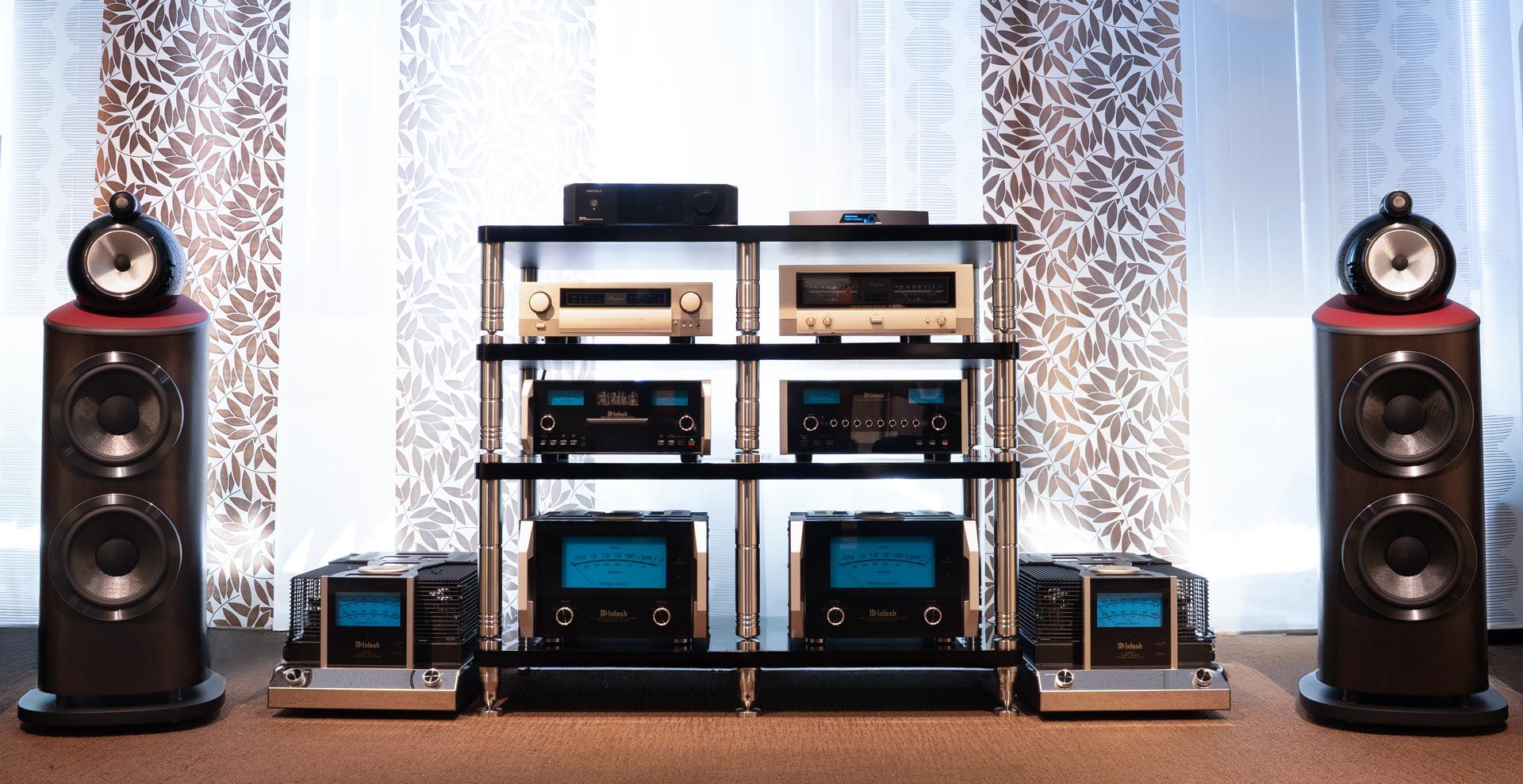 Bowers & Wilkins 801 Abbey Road Edition im kleinen Studio 3 bei der HeimkinoWelt zusammen mit einem Rack und verschiedenen elektronischen Geräten