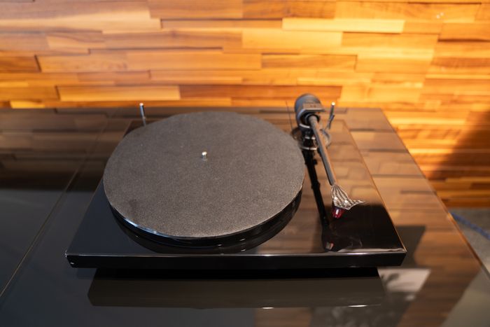 Pro-Ject 1-Xpression-Carbon + 2M Red Schwarz hochglanz --- 1
