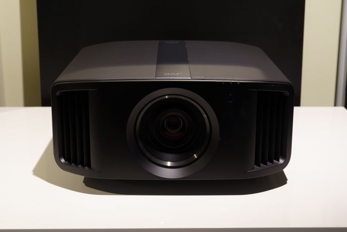 JVC DLA-NZ7 Schwarz --- 1