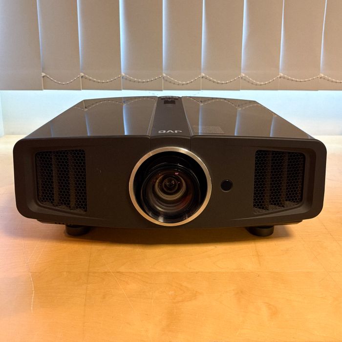 JVC DLA-HD100 Schwarz --- 1