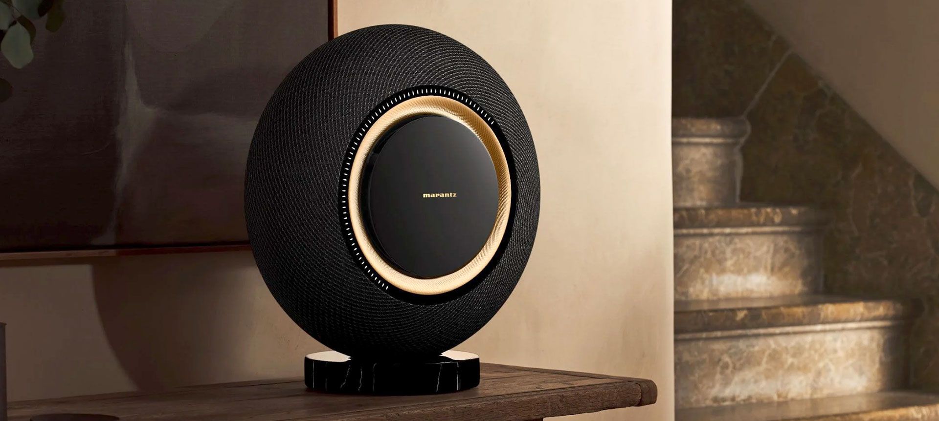 Marantz Horizon in Schwarz auf Kommode